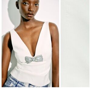 NWT Zara 🎄Jewel Bow Top with V-neckline. Size XS
🚨FIRM PRICE NO DISCOUNT